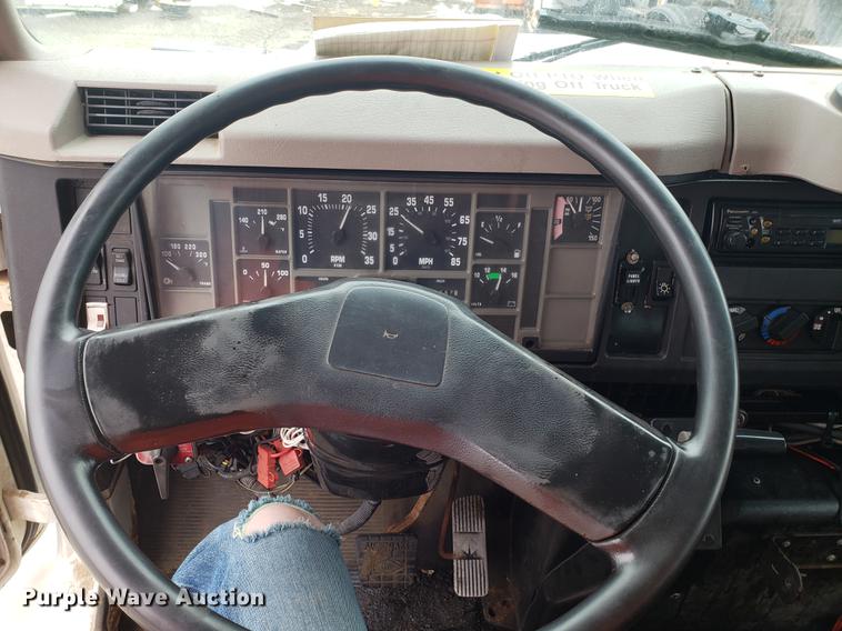 image for item DF3305 2001 International 4900 dump truck