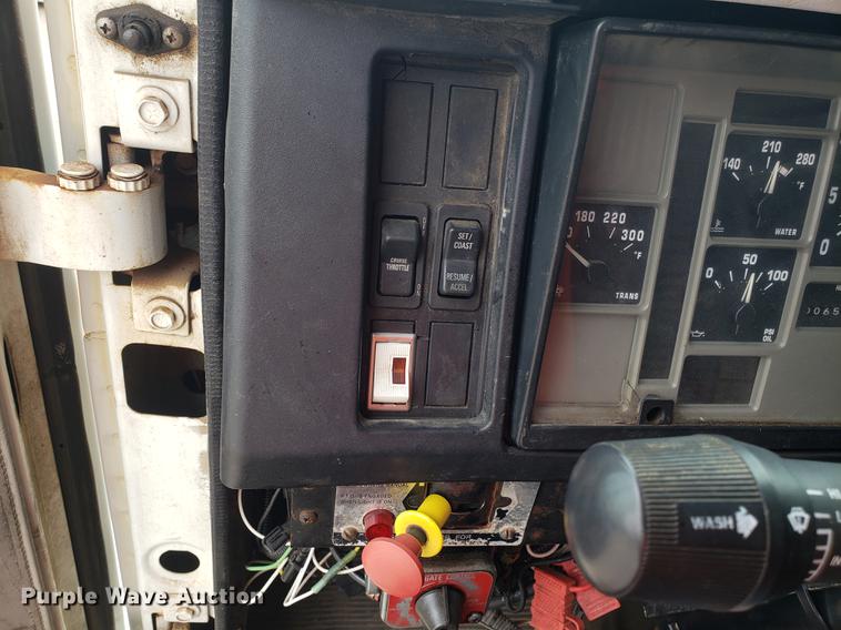 image for item DF3305 2001 International 4900 dump truck