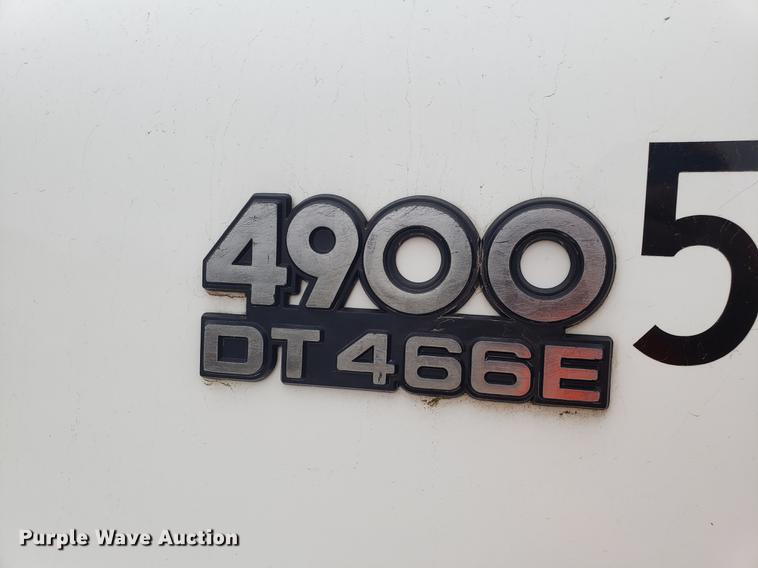 image for item DF3305 2001 International 4900 dump truck