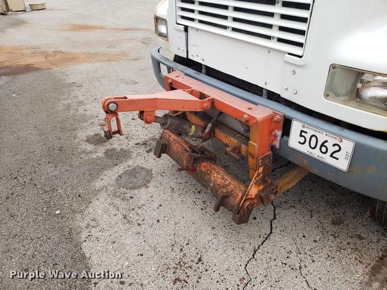 image for item DF3305 2001 International 4900 dump truck