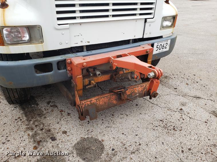 image for item DF3305 2001 International 4900 dump truck