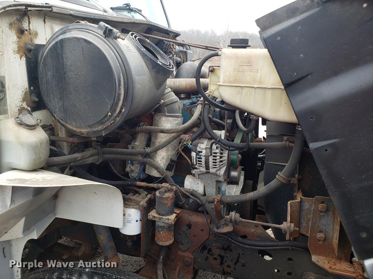 image for item DF3305 2001 International 4900 dump truck