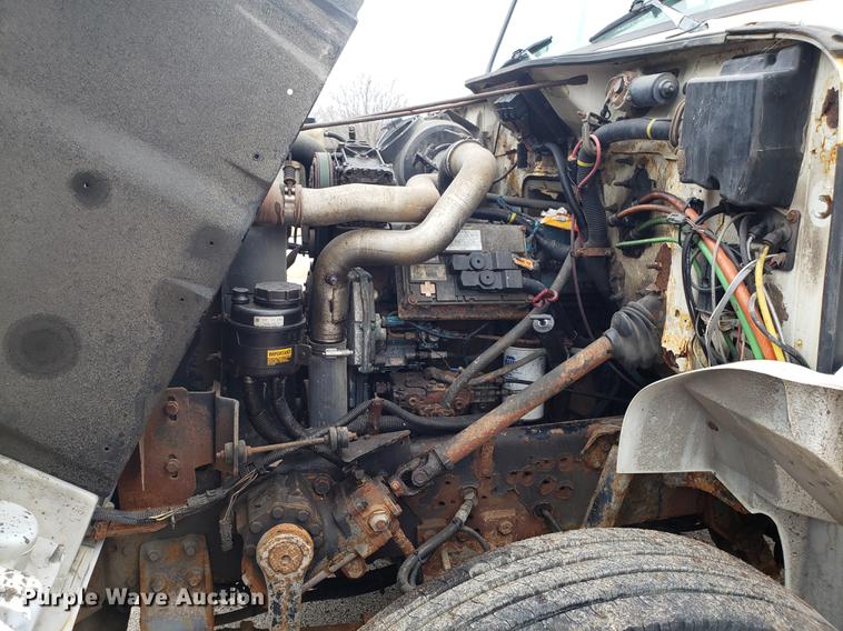 image for item DF3305 2001 International 4900 dump truck