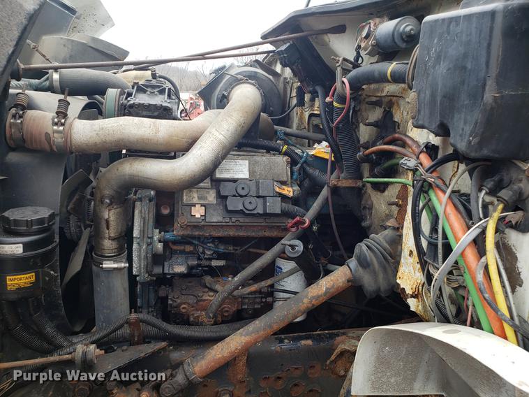 image for item DF3305 2001 International 4900 dump truck