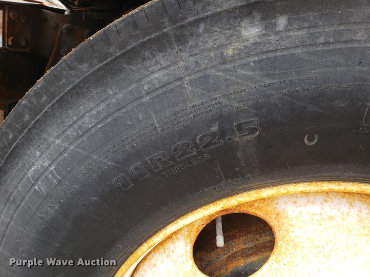 image for item DF3305 2001 International 4900 dump truck