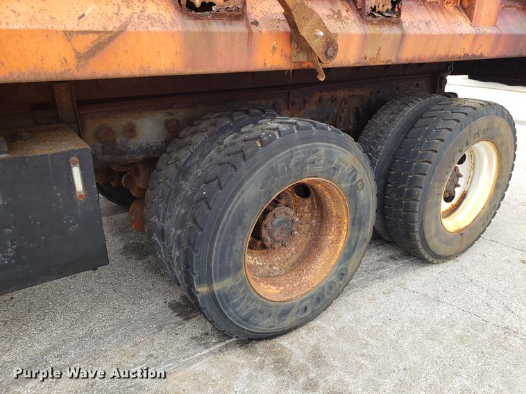 image for item DF3305 2001 International 4900 dump truck