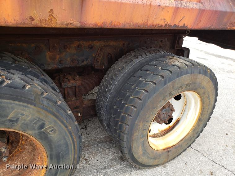 image for item DF3305 2001 International 4900 dump truck