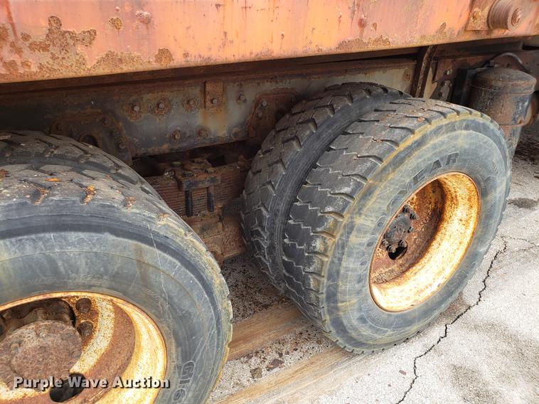 image for item DF3305 2001 International 4900 dump truck