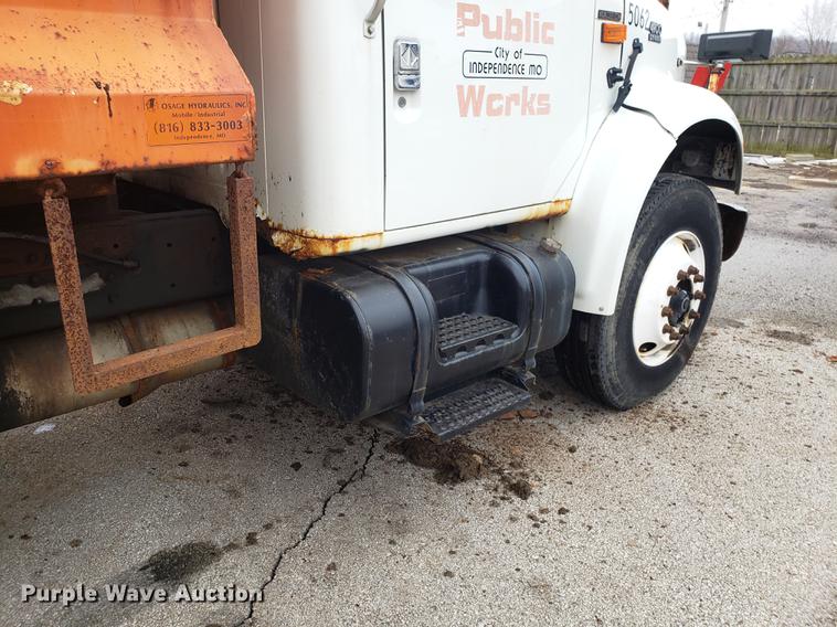 image for item DF3305 2001 International 4900 dump truck