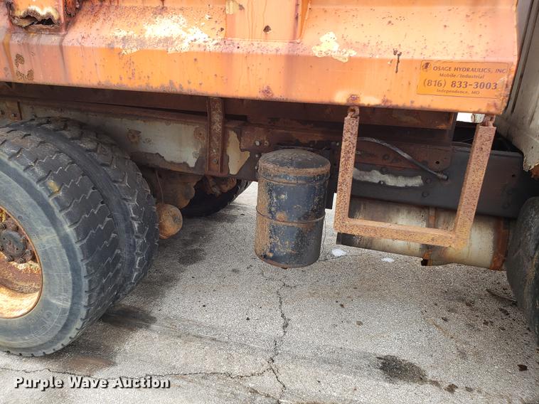 image for item DF3305 2001 International 4900 dump truck