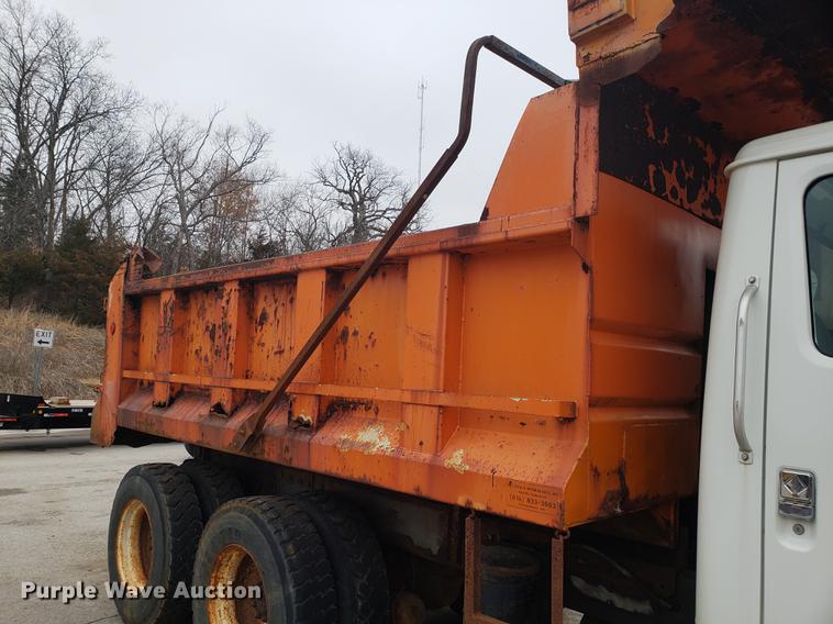 image for item DF3305 2001 International 4900 dump truck