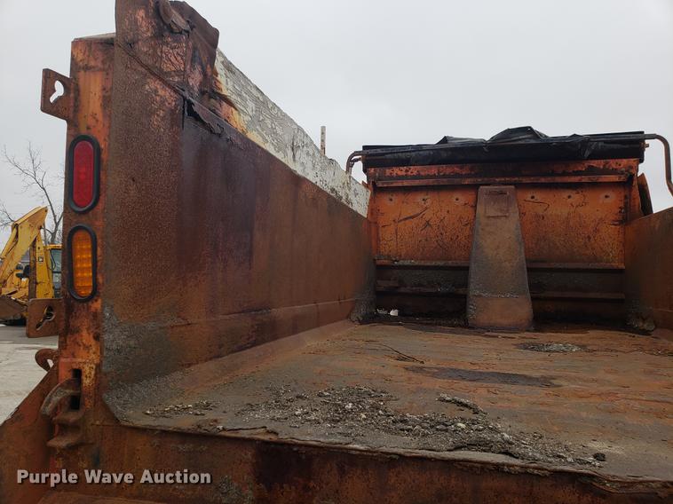 image for item DF3305 2001 International 4900 dump truck