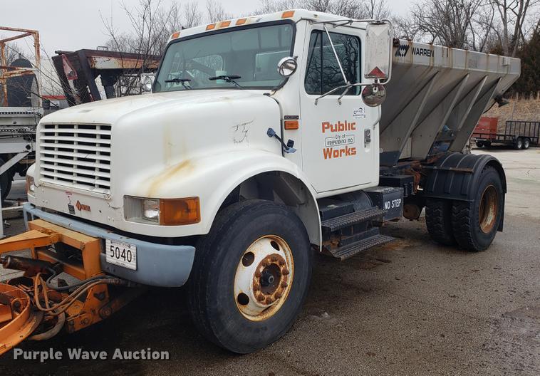 image for item DF3306 2001 International 4700 spreader truck