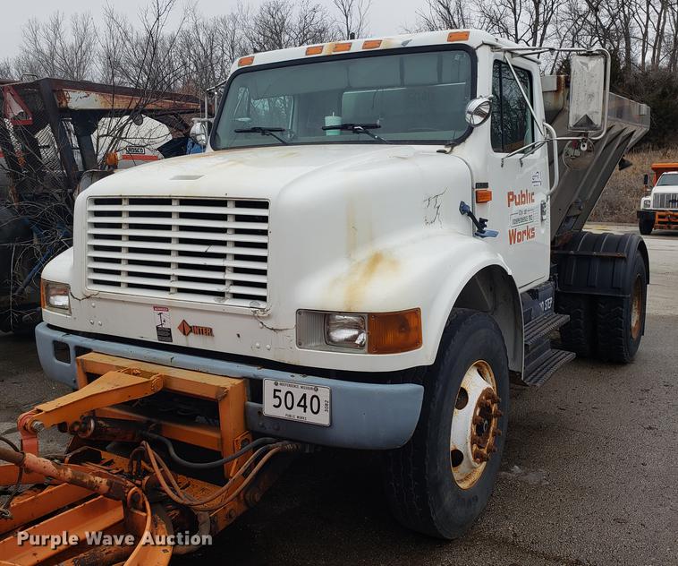 image for item DF3306 2001 International 4700 spreader truck