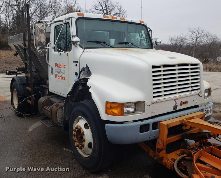 image for item DF3306 2001 International 4700 spreader truck