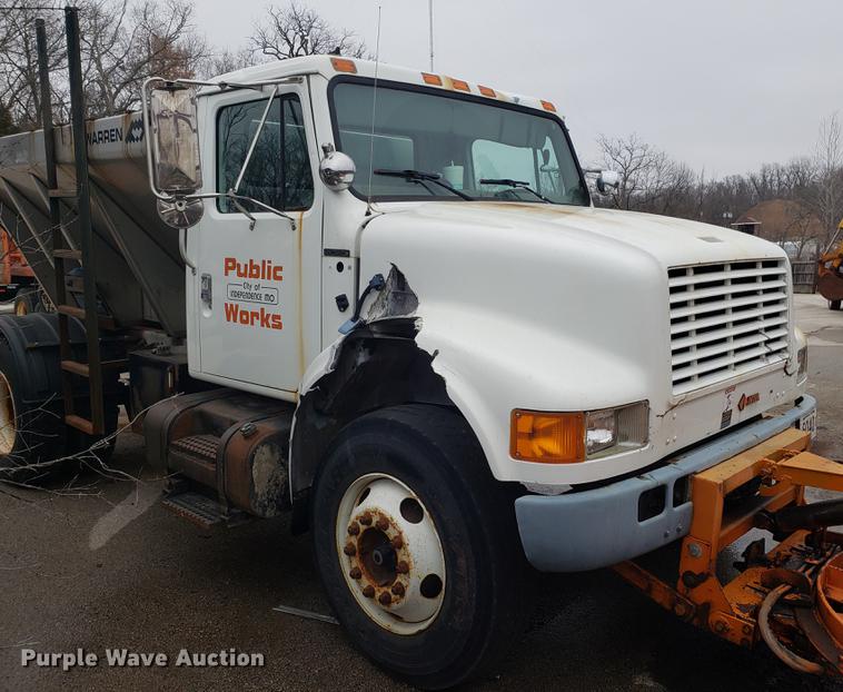 image for item DF3306 2001 International 4700 spreader truck