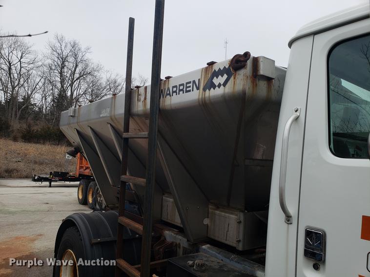 image for item DF3306 2001 International 4700 spreader truck