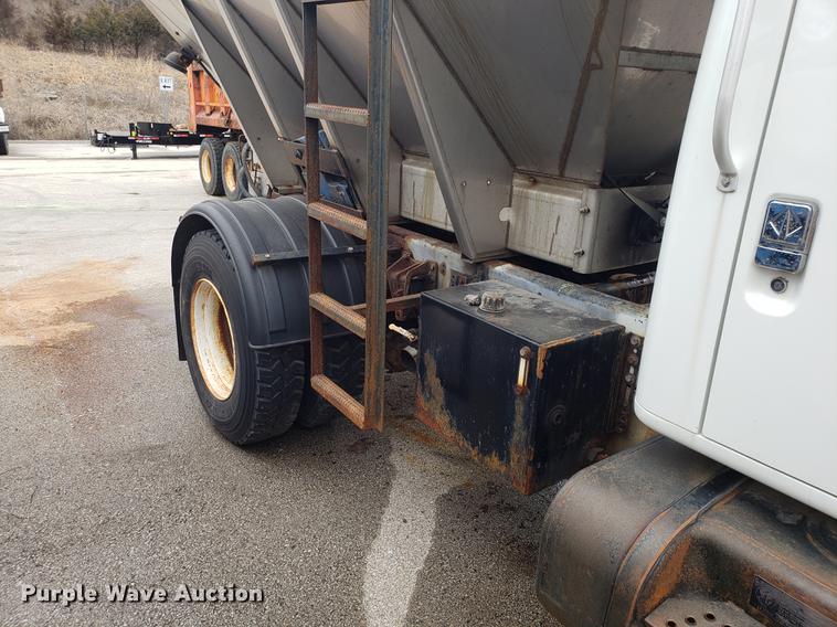 image for item DF3306 2001 International 4700 spreader truck