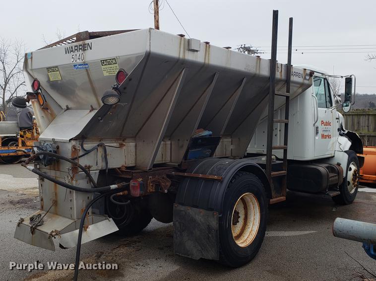 image for item DF3306 2001 International 4700 spreader truck