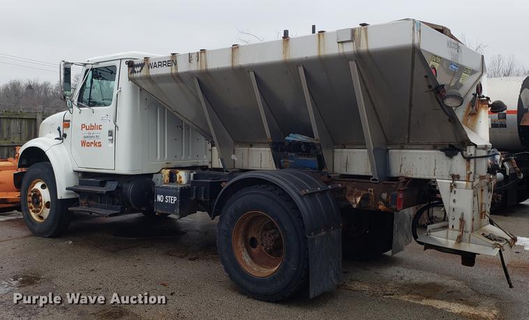 image for item DF3306 2001 International 4700 spreader truck
