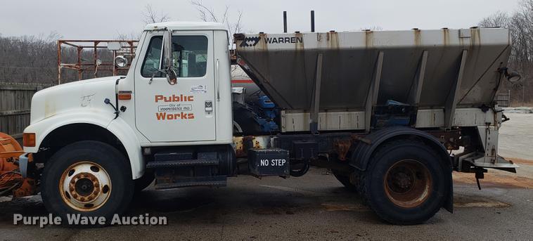image for item DF3306 2001 International 4700 spreader truck