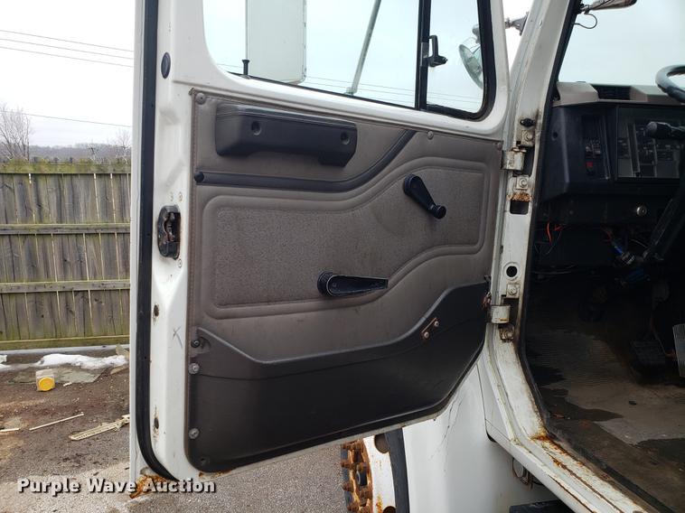 image for item DF3306 2001 International 4700 spreader truck