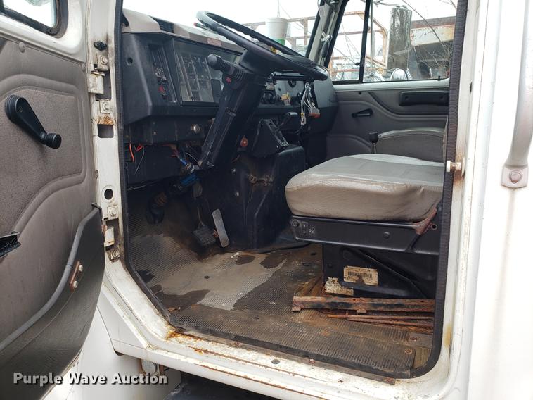 image for item DF3306 2001 International 4700 spreader truck