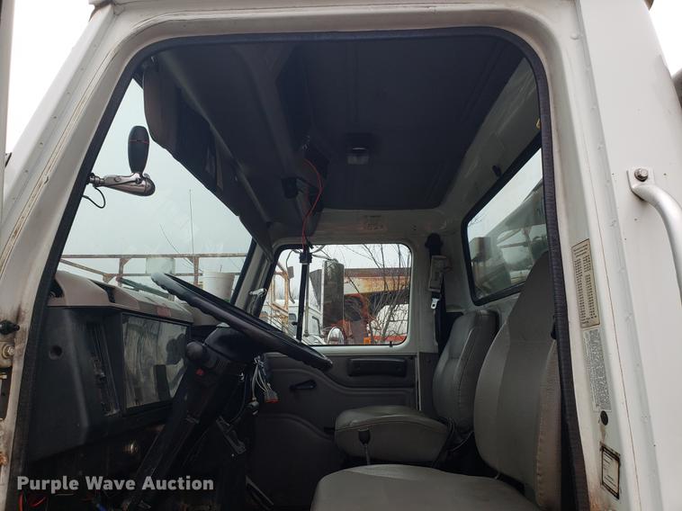 image for item DF3306 2001 International 4700 spreader truck