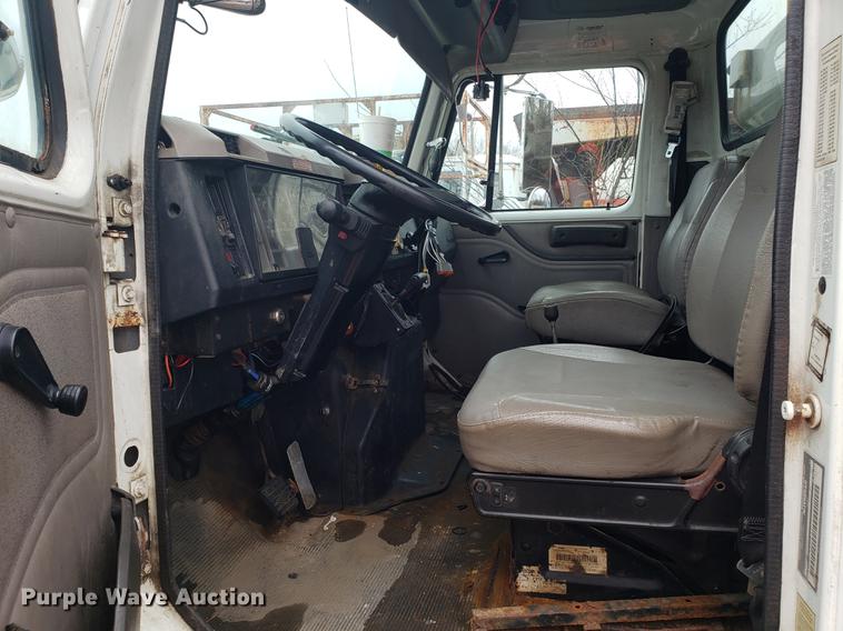 image for item DF3306 2001 International 4700 spreader truck