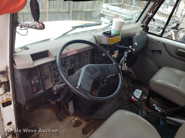 image for item DF3306 2001 International 4700 spreader truck