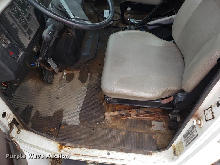 image for item DF3306 2001 International 4700 spreader truck