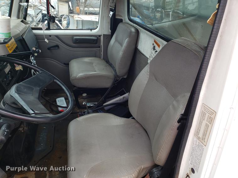 image for item DF3306 2001 International 4700 spreader truck