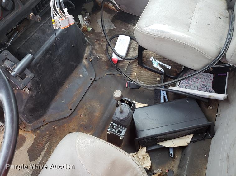 image for item DF3306 2001 International 4700 spreader truck