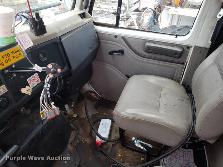 image for item DF3306 2001 International 4700 spreader truck