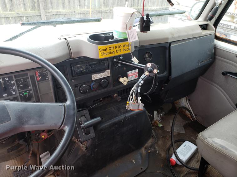 image for item DF3306 2001 International 4700 spreader truck