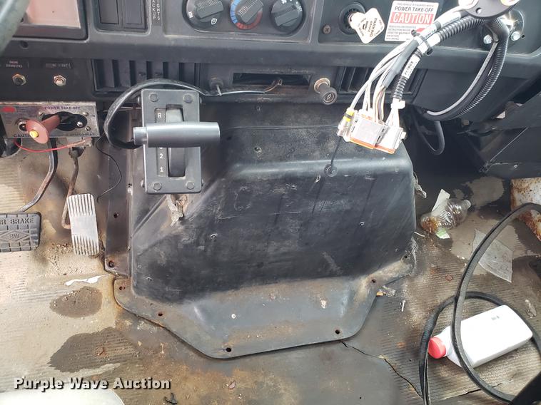 image for item DF3306 2001 International 4700 spreader truck