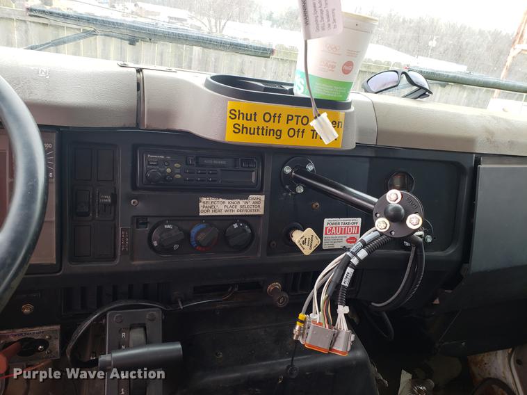 image for item DF3306 2001 International 4700 spreader truck