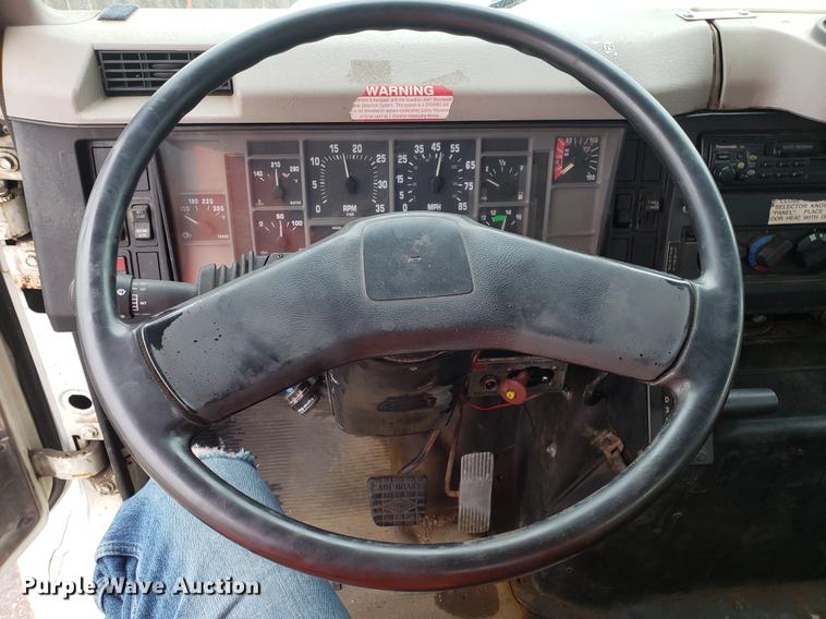 image for item DF3306 2001 International 4700 spreader truck