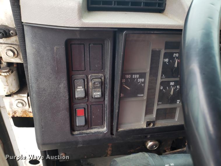 image for item DF3306 2001 International 4700 spreader truck