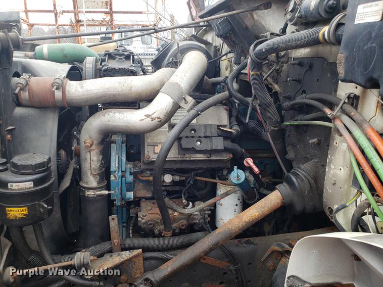 image for item DF3306 2001 International 4700 spreader truck