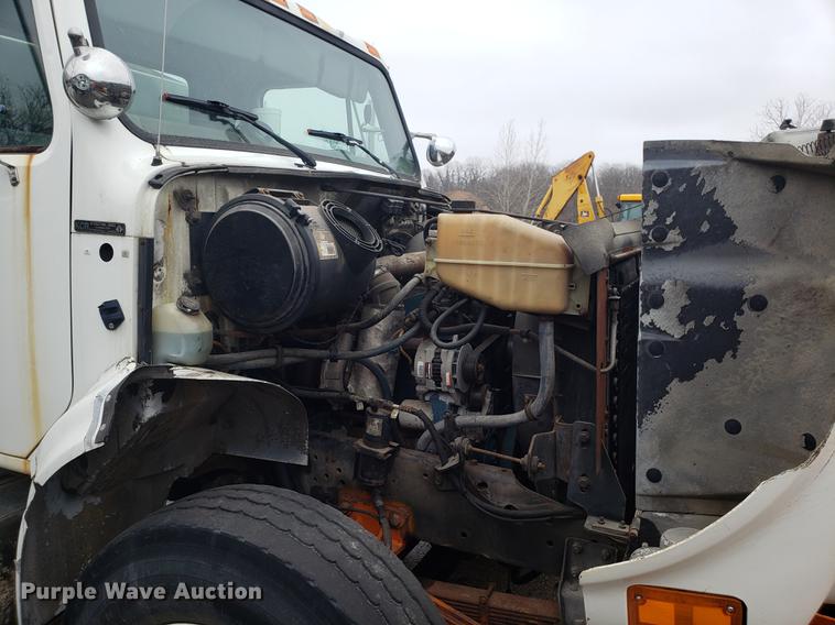 image for item DF3306 2001 International 4700 spreader truck