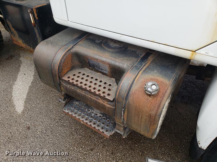 image for item DF3306 2001 International 4700 spreader truck