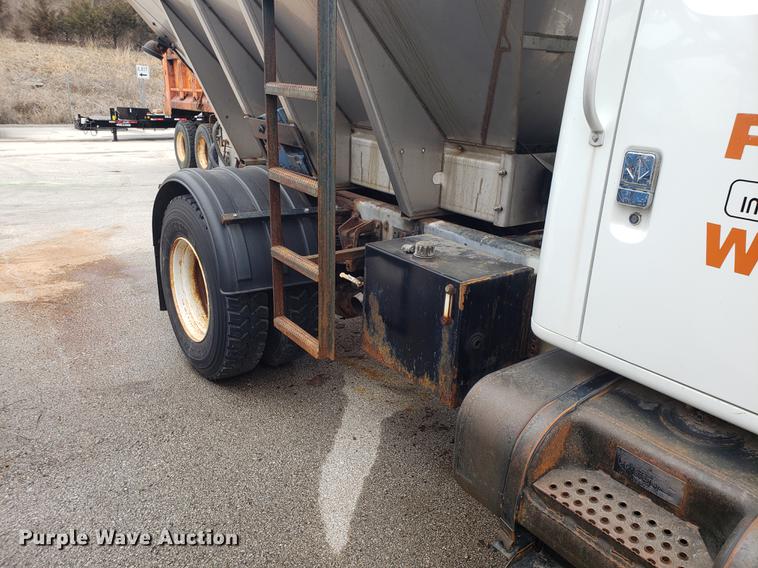 image for item DF3306 2001 International 4700 spreader truck