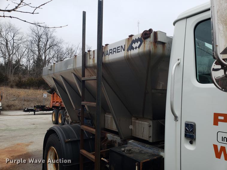 image for item DF3306 2001 International 4700 spreader truck