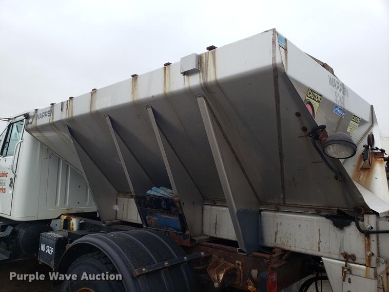 image for item DF3306 2001 International 4700 spreader truck