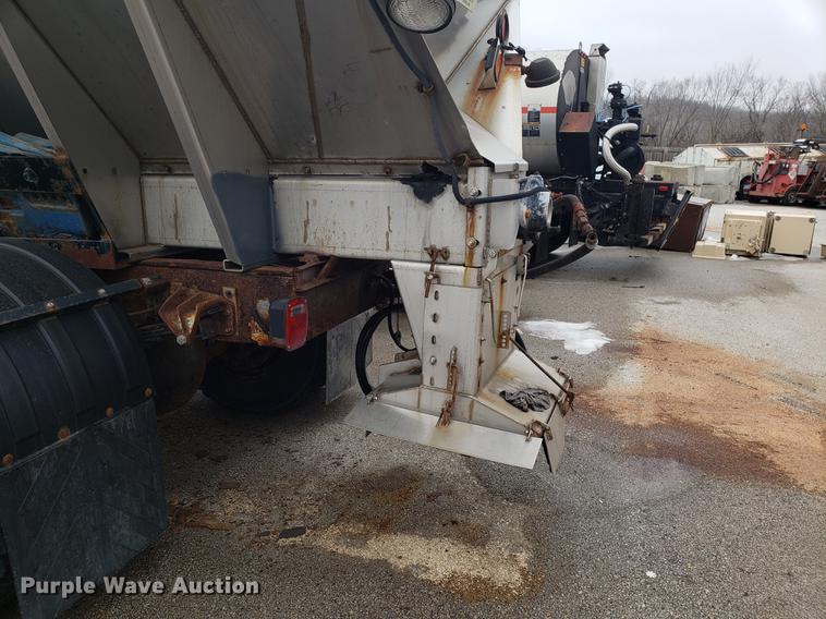 image for item DF3306 2001 International 4700 spreader truck