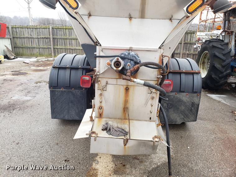 image for item DF3306 2001 International 4700 spreader truck