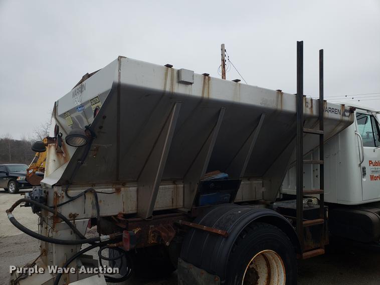 image for item DF3306 2001 International 4700 spreader truck