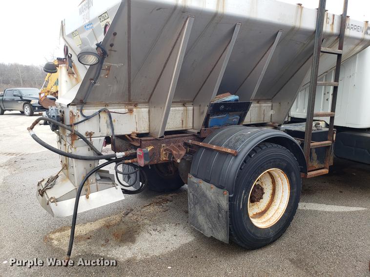 image for item DF3306 2001 International 4700 spreader truck
