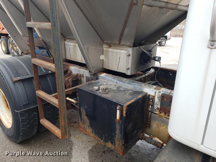 image for item DF3306 2001 International 4700 spreader truck